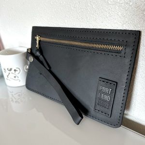 NWOT 🖤 Portland Leather Adriana Wristlet in Soft Brushed Black.